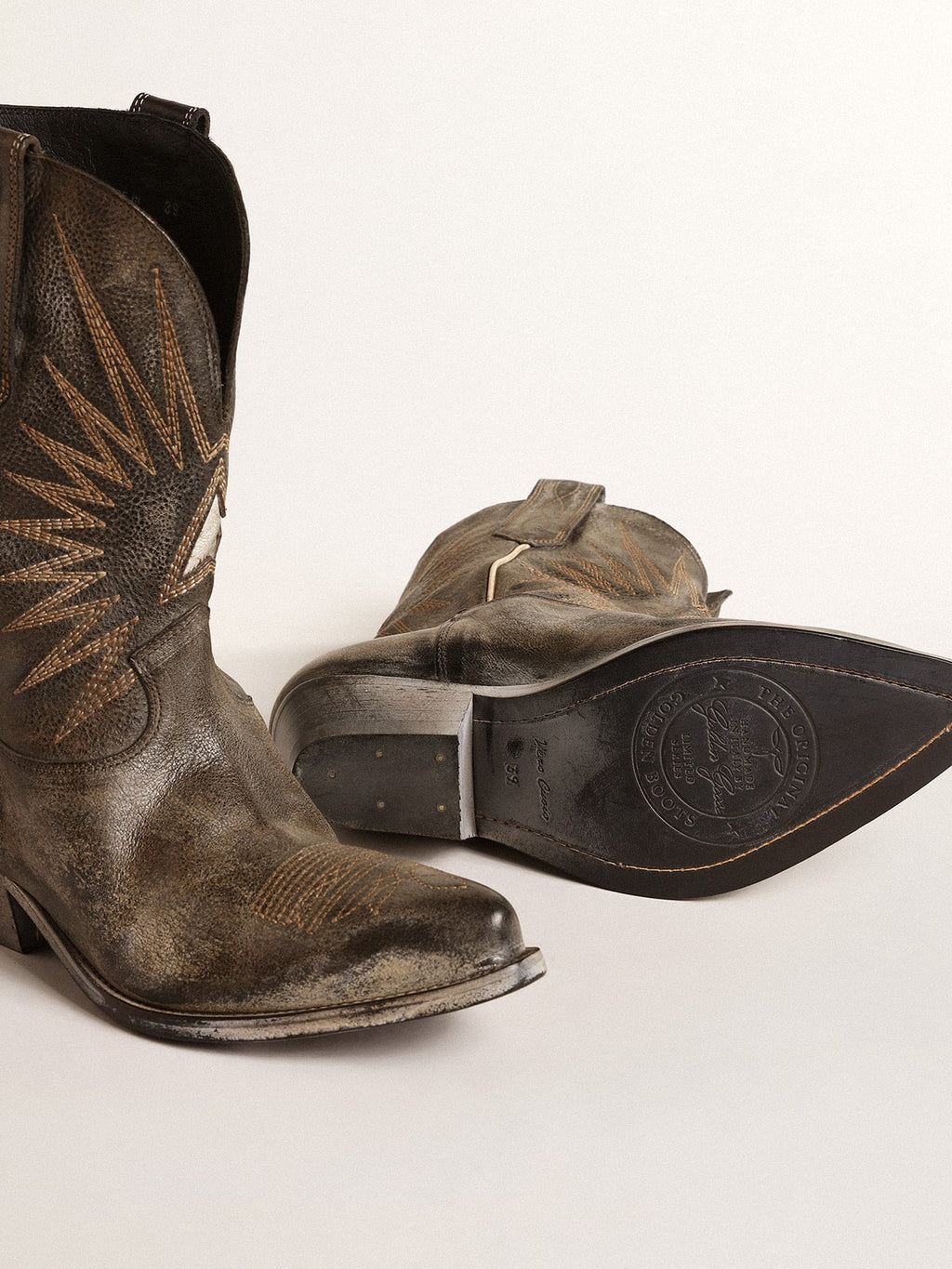 Women’s low Wish Star boots in black leather with silver star