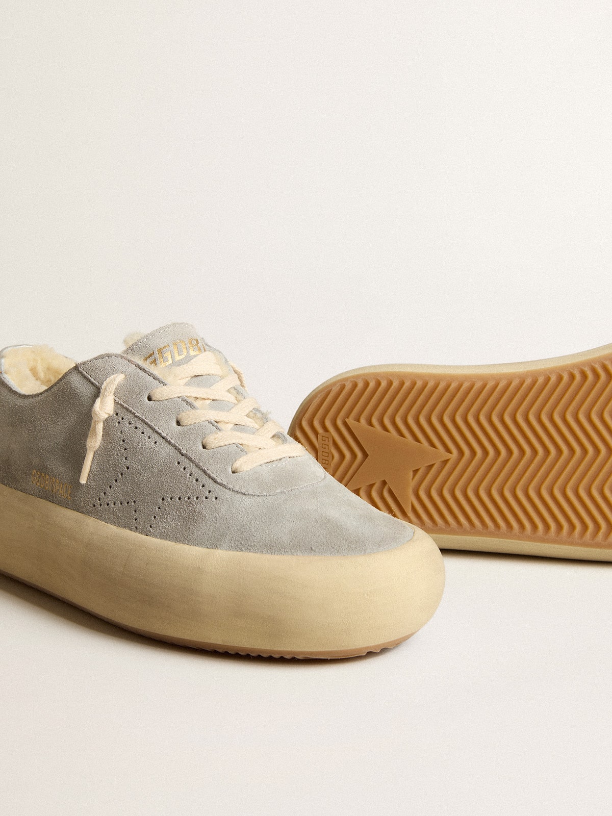 Women’s Space-Star shoes in ice-gray suede with shearling lining