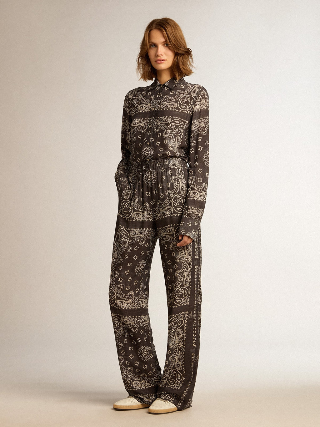 Anthracite-gray joggers with paisley print