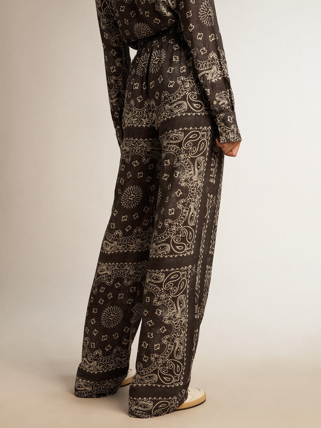 Anthracite-gray joggers with paisley print