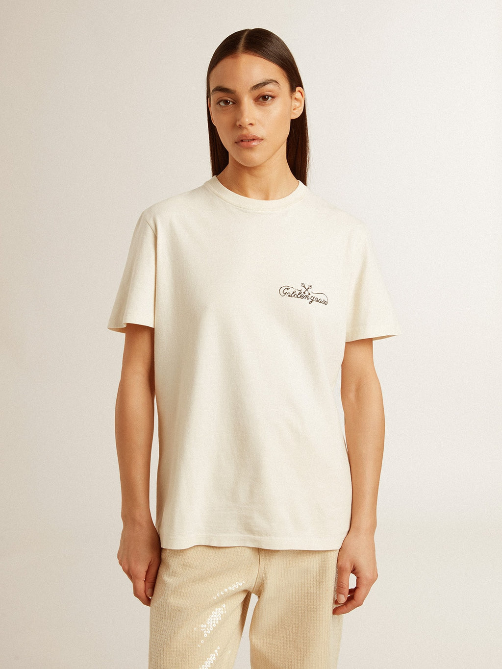 Women’s T-shirt in aged white with logo on the chest