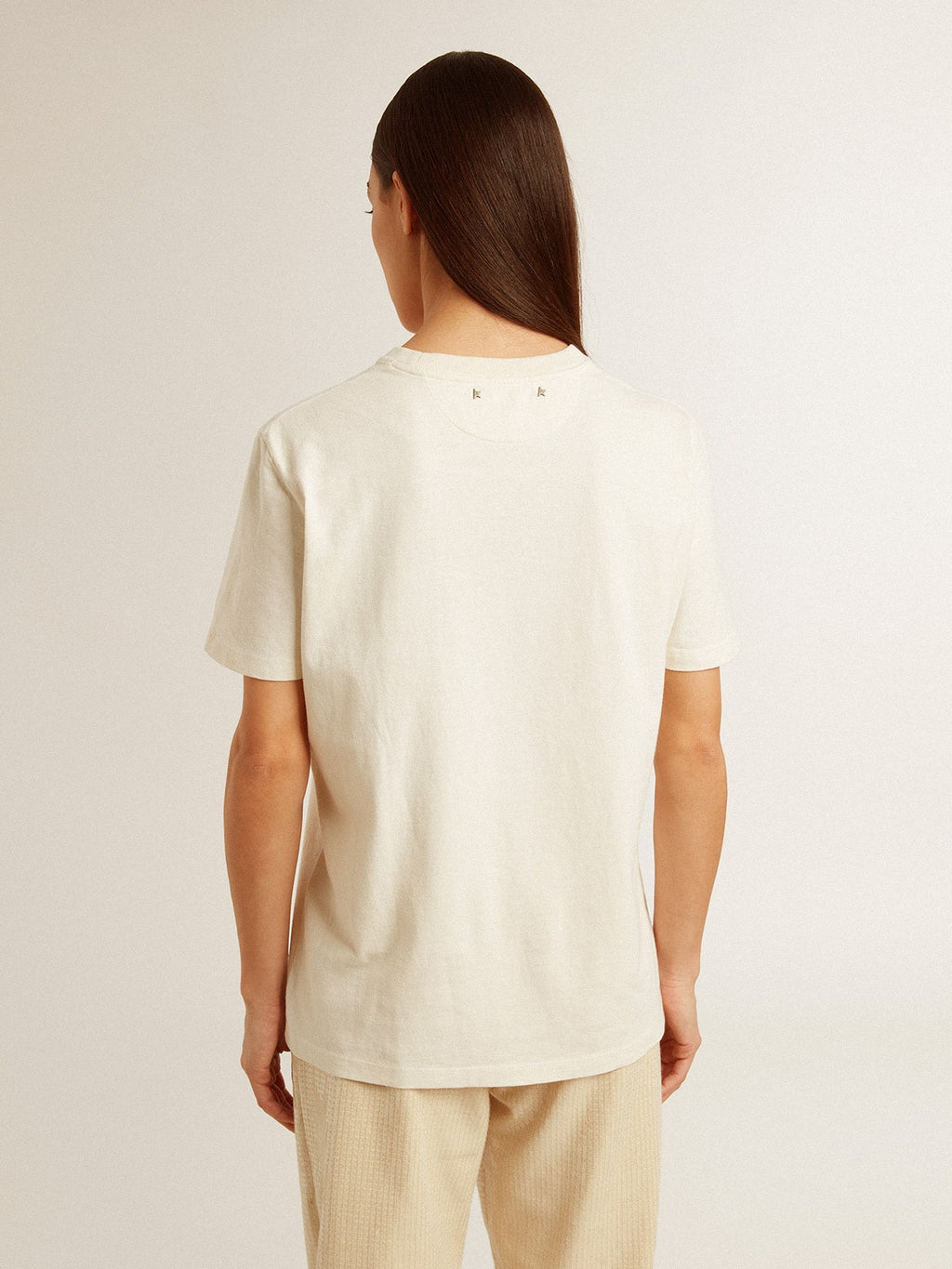 Women’s T-shirt in aged white with logo on the chest
