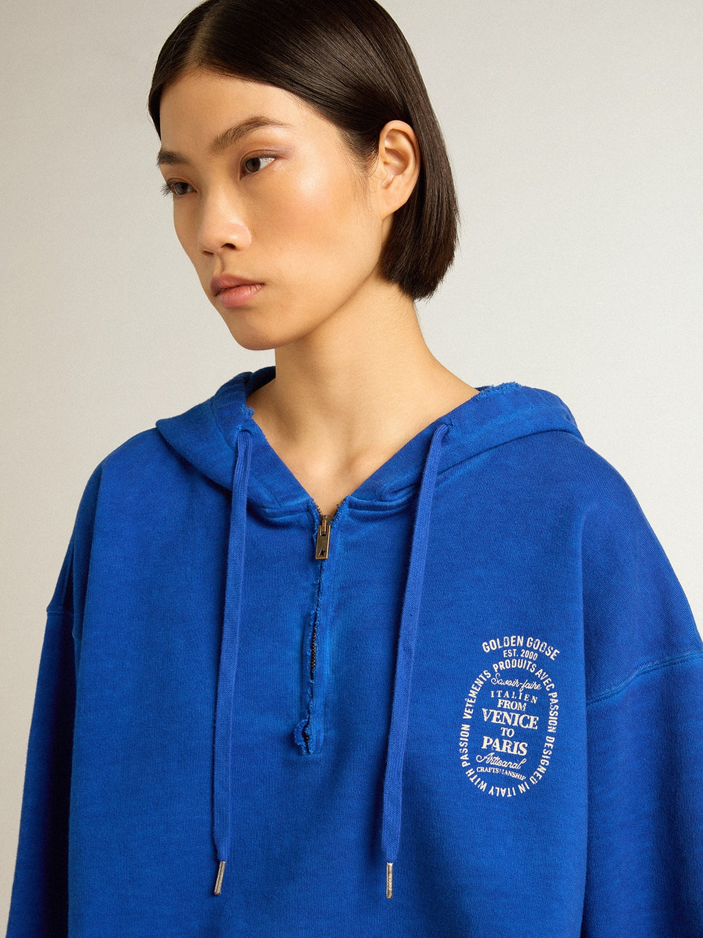 Blue cropped sweatshirt with zip fastening and hood