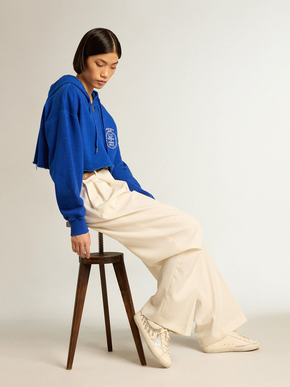 Blue cropped sweatshirt with zip fastening and hood