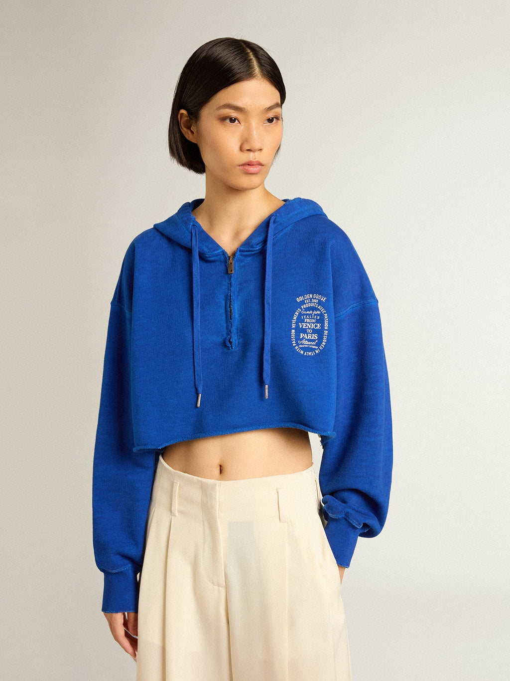 Blue cropped sweatshirt with zip fastening and hood