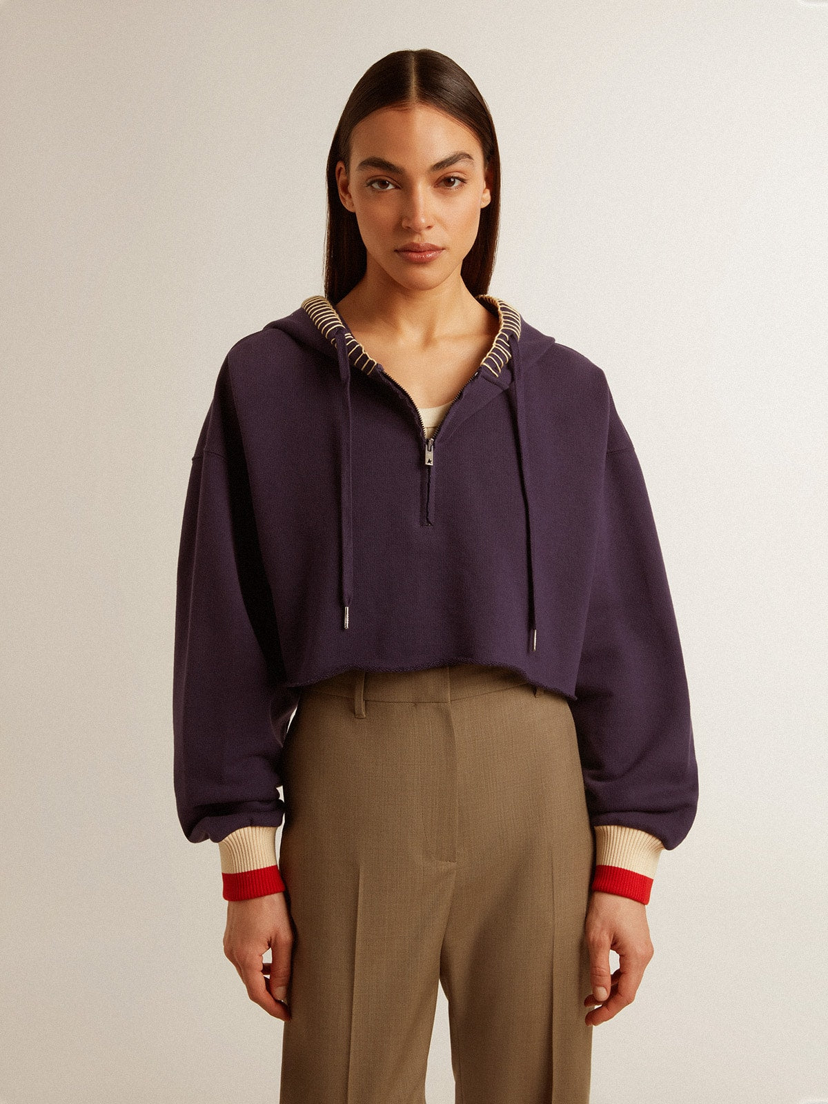 Dark blue cropped sweatshirt with zip fastening and embroidered hood