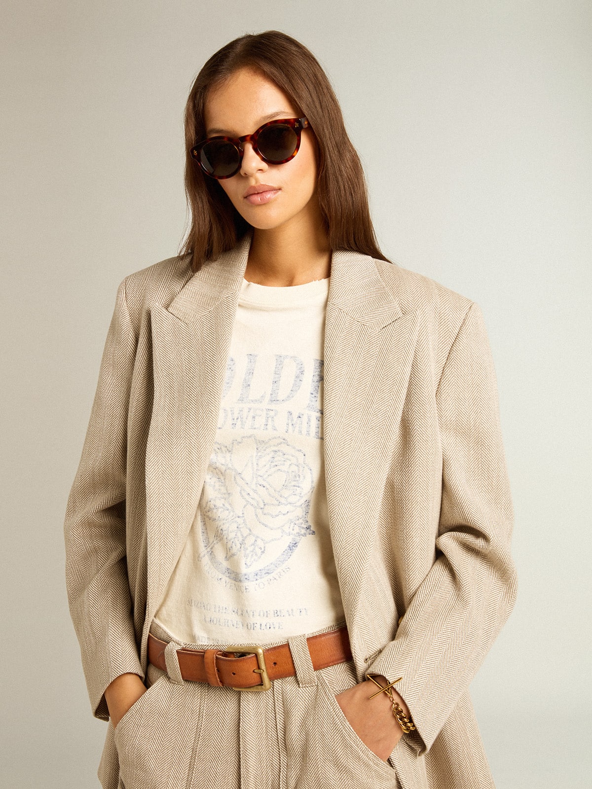 Women’s beige double-breasted blazer with button fastening