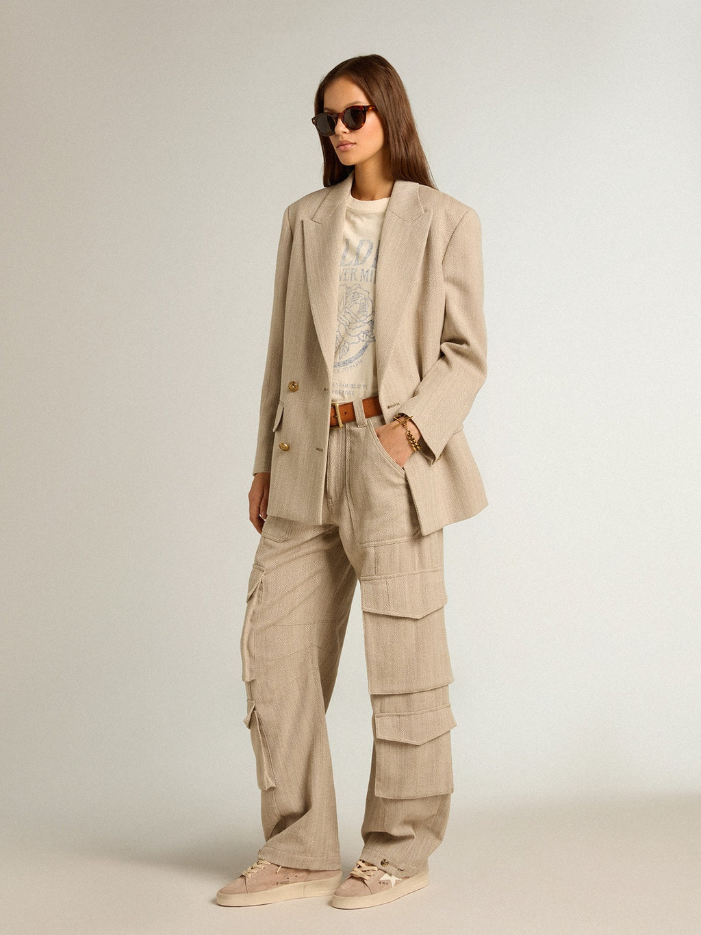 Women’s beige double-breasted blazer with button fastening