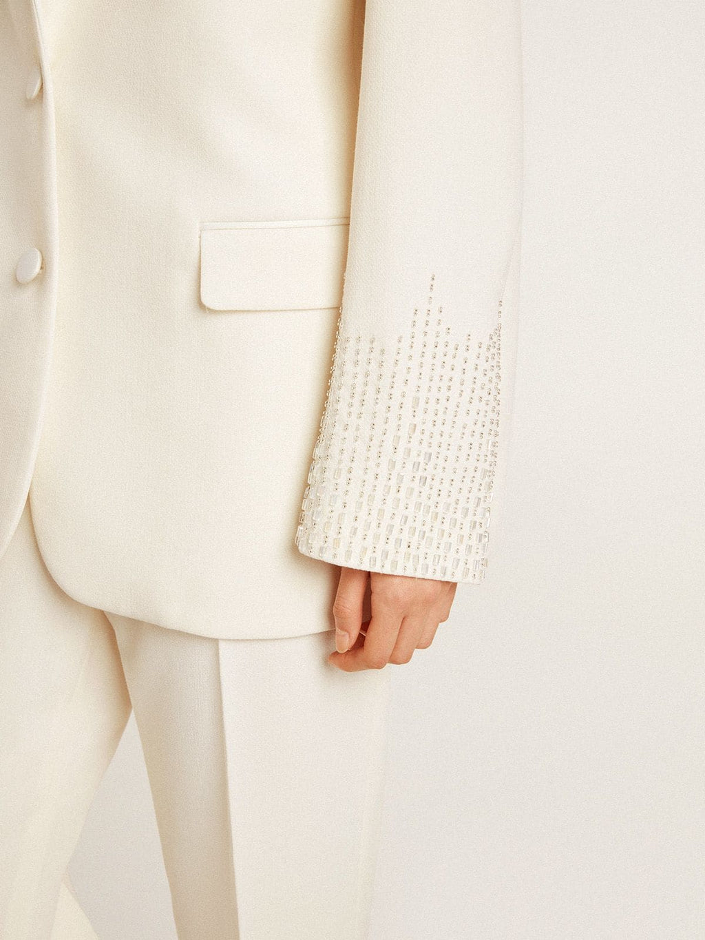 Single-breasted oversize jacket in white with silk effect and embroidery